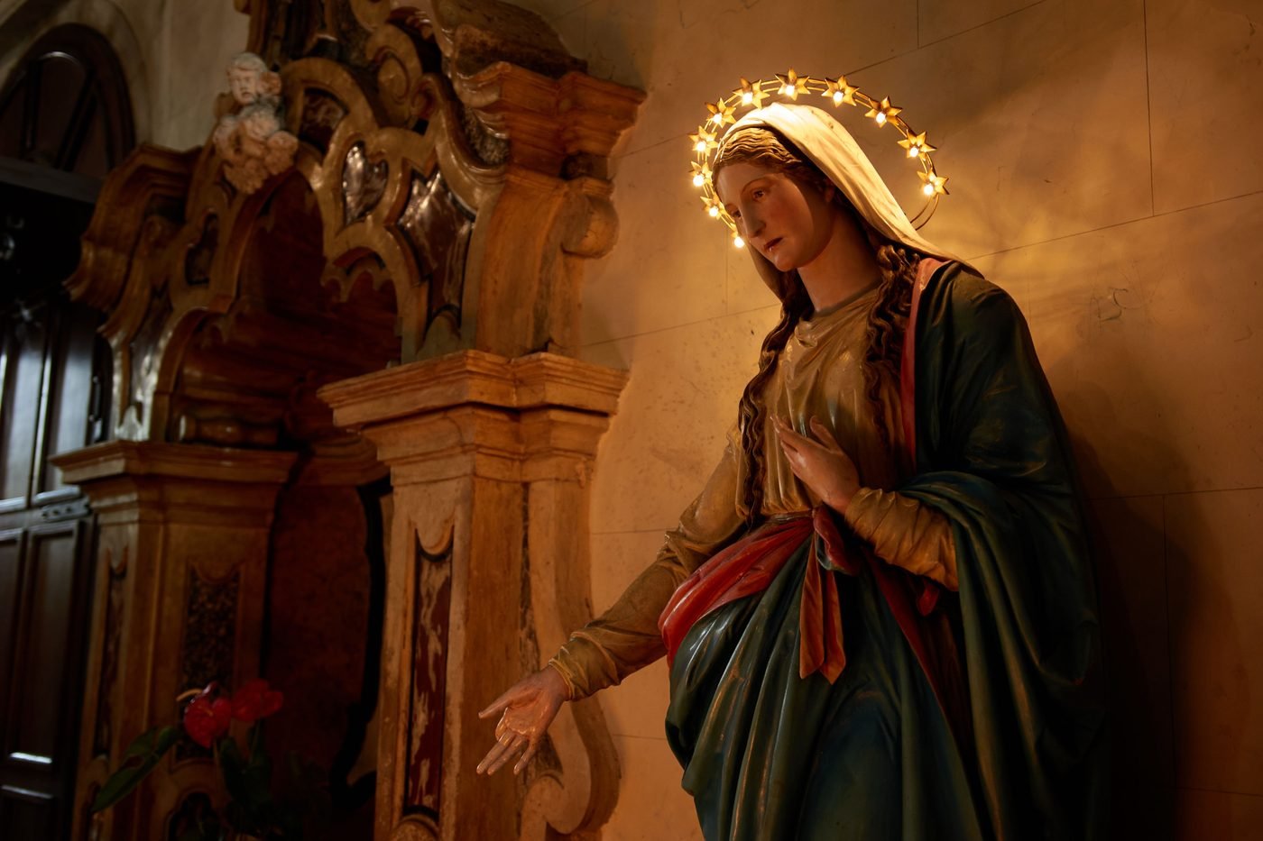 A statue of the Blessed Virgin crowned with stars